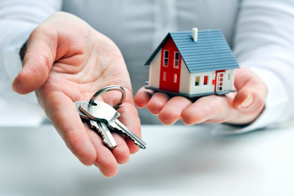 Agent with house model and keys